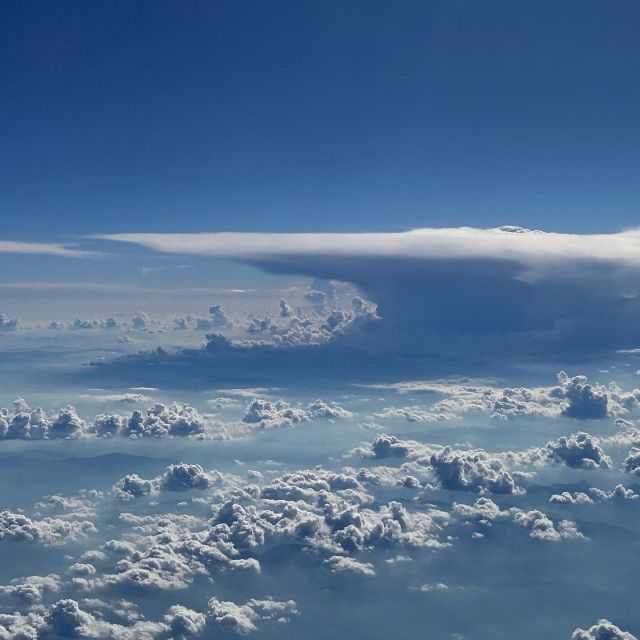📷 Lost in the sky of Georgia, i catched some cloudy moments. Surreal creatures 🐉 dancing on the wings of wind. Transformation of light and shadow, strange stories painted by the sun, water and air 🌬️. 
.
.
.
#CloudMagic #CelestialArt #NatureWhispers #SkySculptures #MysticalVisions #DreamySkies #ArtOfClouds #CloudWonders #GeorgiaSkies #SkyStories #EnchantingForms #SurrealVisions #Heavenly #Shapes