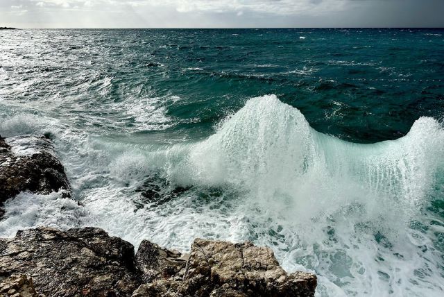 3 stages of a wave. 📣 In the analogy of sound: it startet as a modulated sine wave and ended up as pink noise … yes, when I took the photos I got pretty wet 😅… Can you spot the mysterious smiling face in the middle of the wave? 
…………………………………………………………………
#CroatianWaves  #WaveArt #SoundOfTheSea  #OceanSymphony  #NaturePhotography #WavesOfWonder #SeasideBeauty #WaveArtistry #Soundscapes #CroatianCoast #NatureInspired  #SineWaveToPinkNoise #WaveForms
